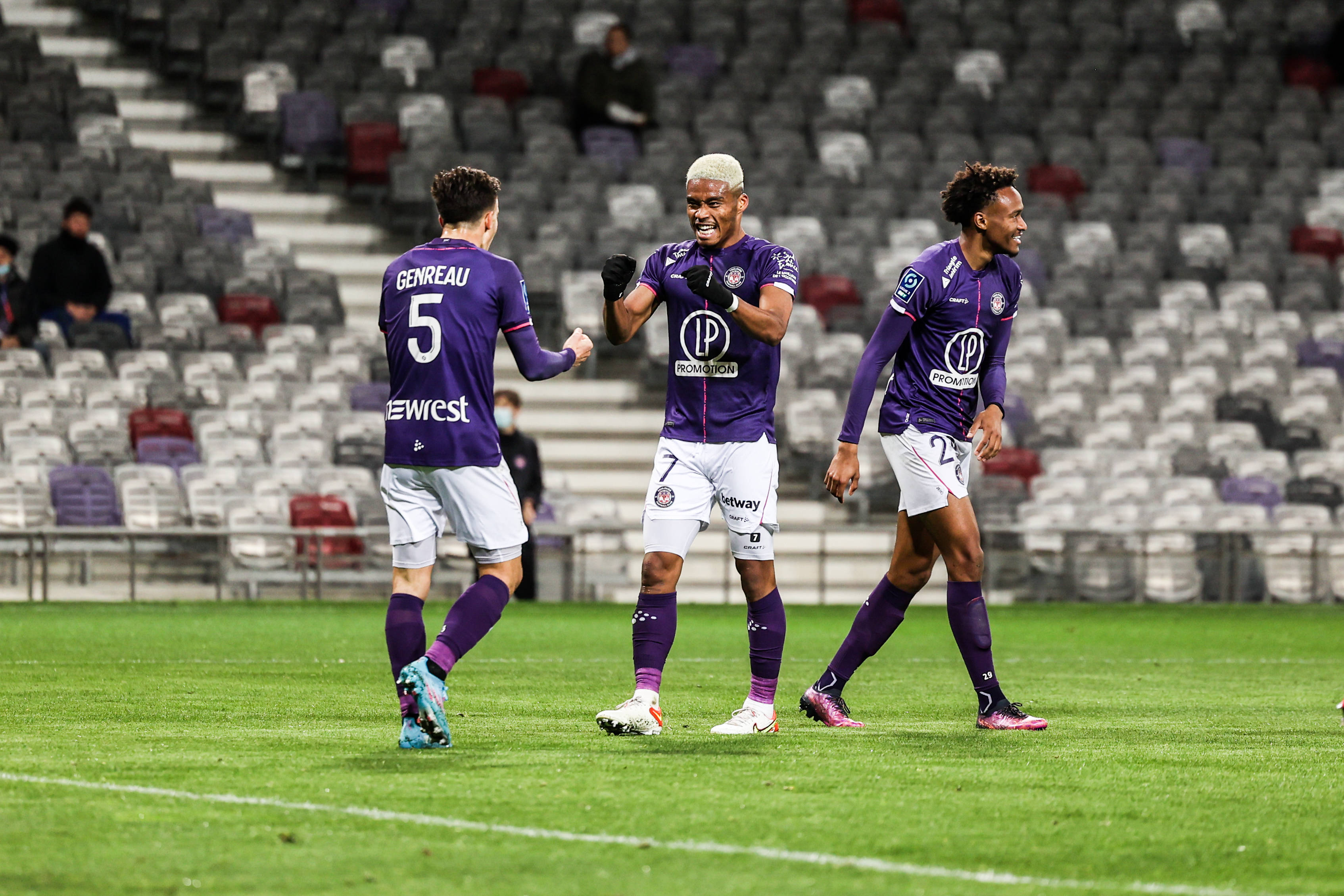 关于圣埃蒂安队客场战胜对手，保持不败势头的信息