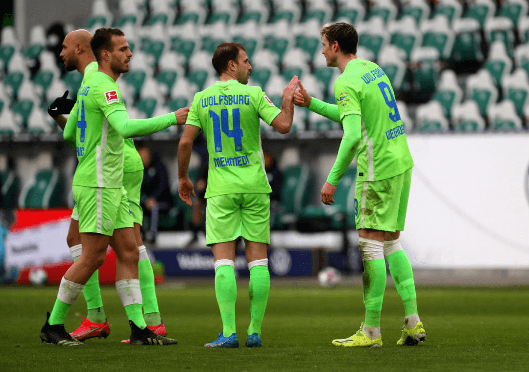 包含沙尔克客场大胜，取得重要分的词条