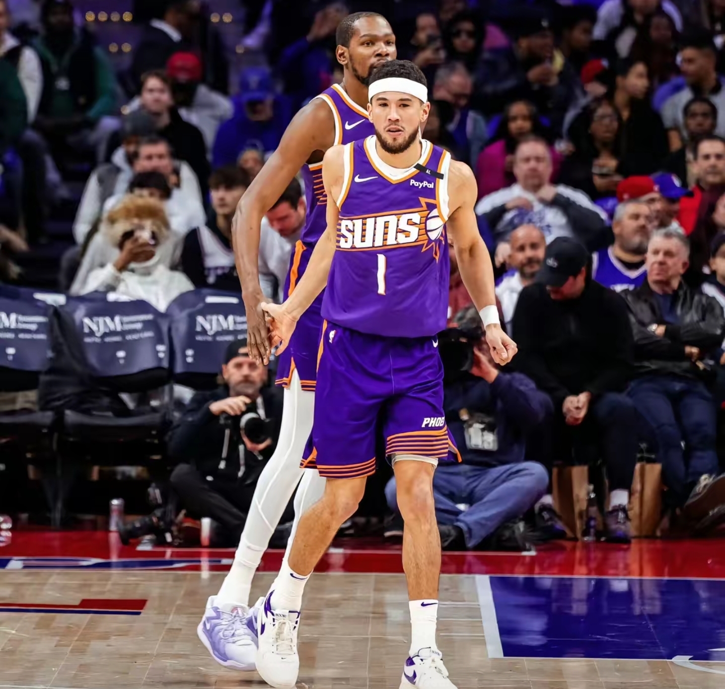 太阳惨遭连败，布克单掌力不从心的简单介绍