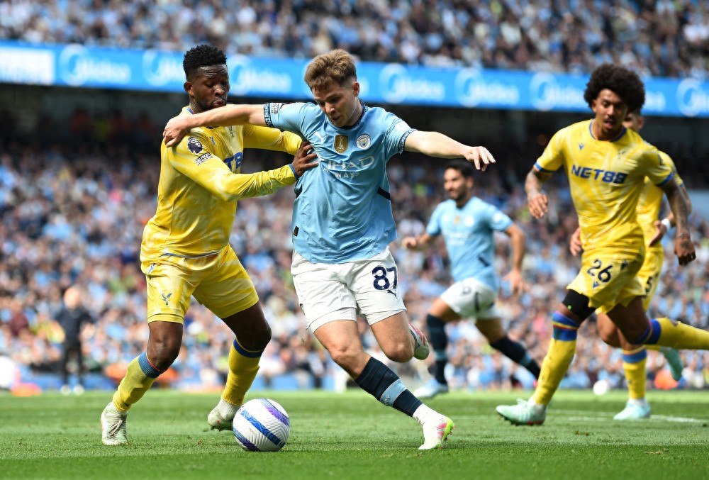 aoa体育官网-英超争夺白热化，各队拼搏非凡！(英超热刺20212022开赛时间)