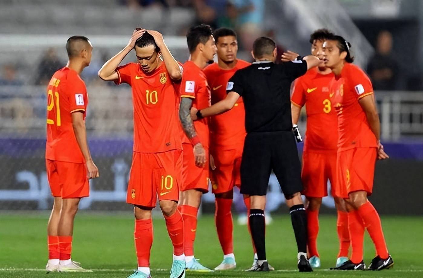 在广州队赛场上演中超，爆冷，引发球迷泪目的简单介绍