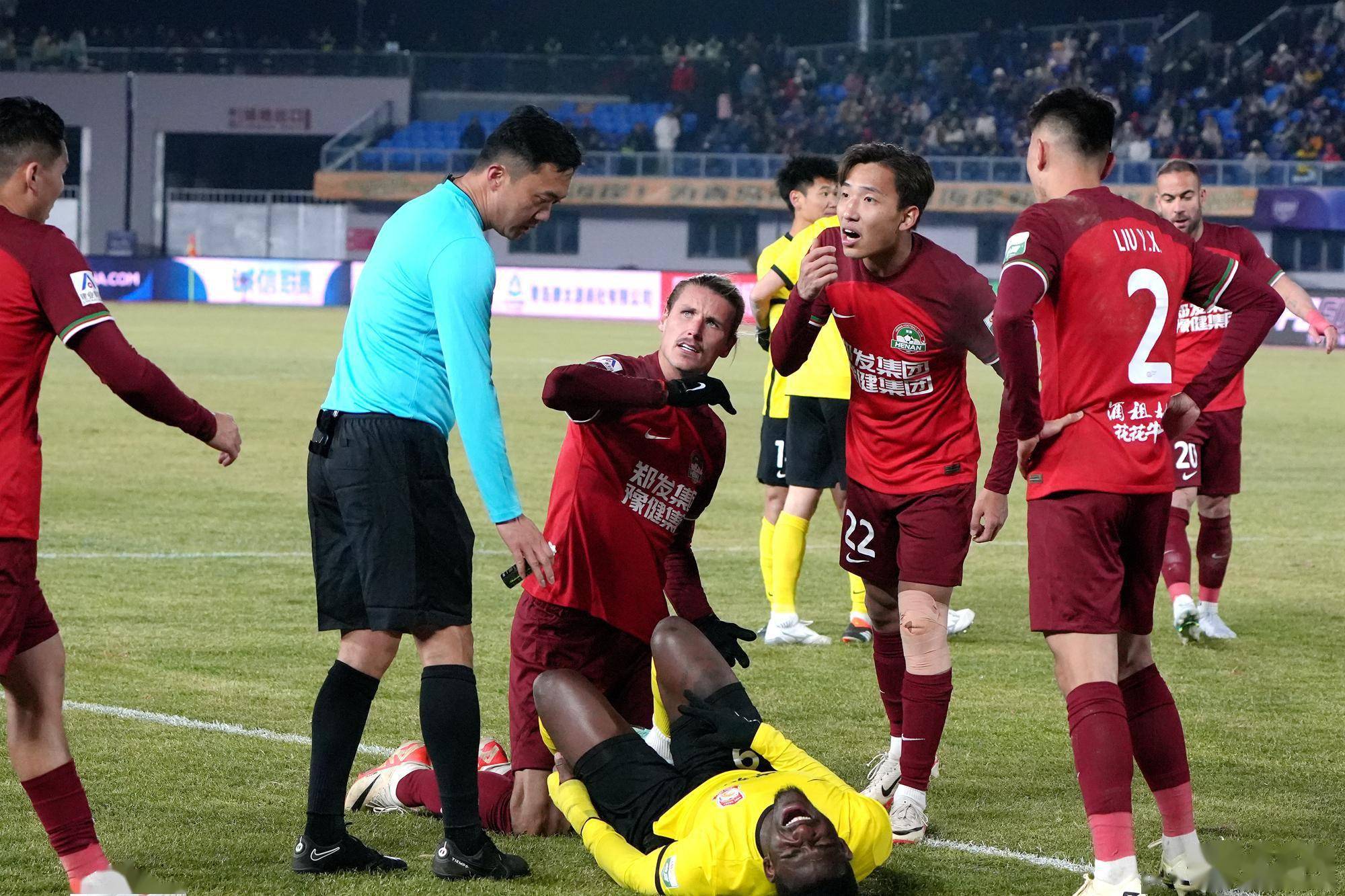 关于在深圳队赛场上演中超，破门，引发教练席炸锅的信息