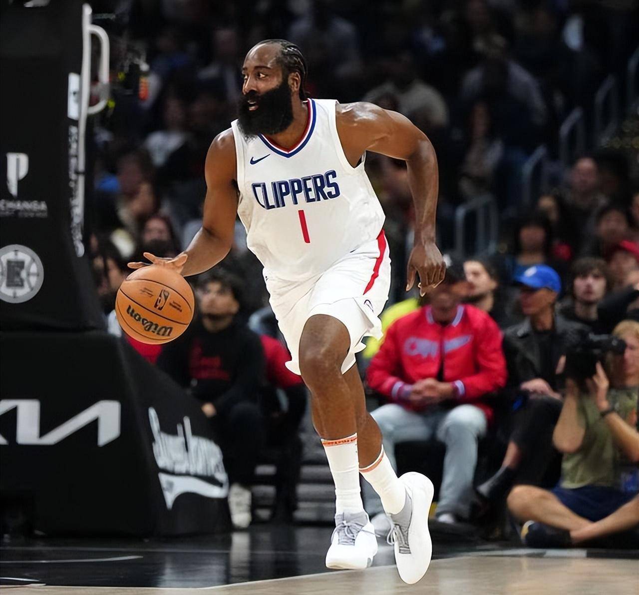 aoa体育教练-乔治大演帽子戏法，号召快船导演社交戏剧的简单介绍