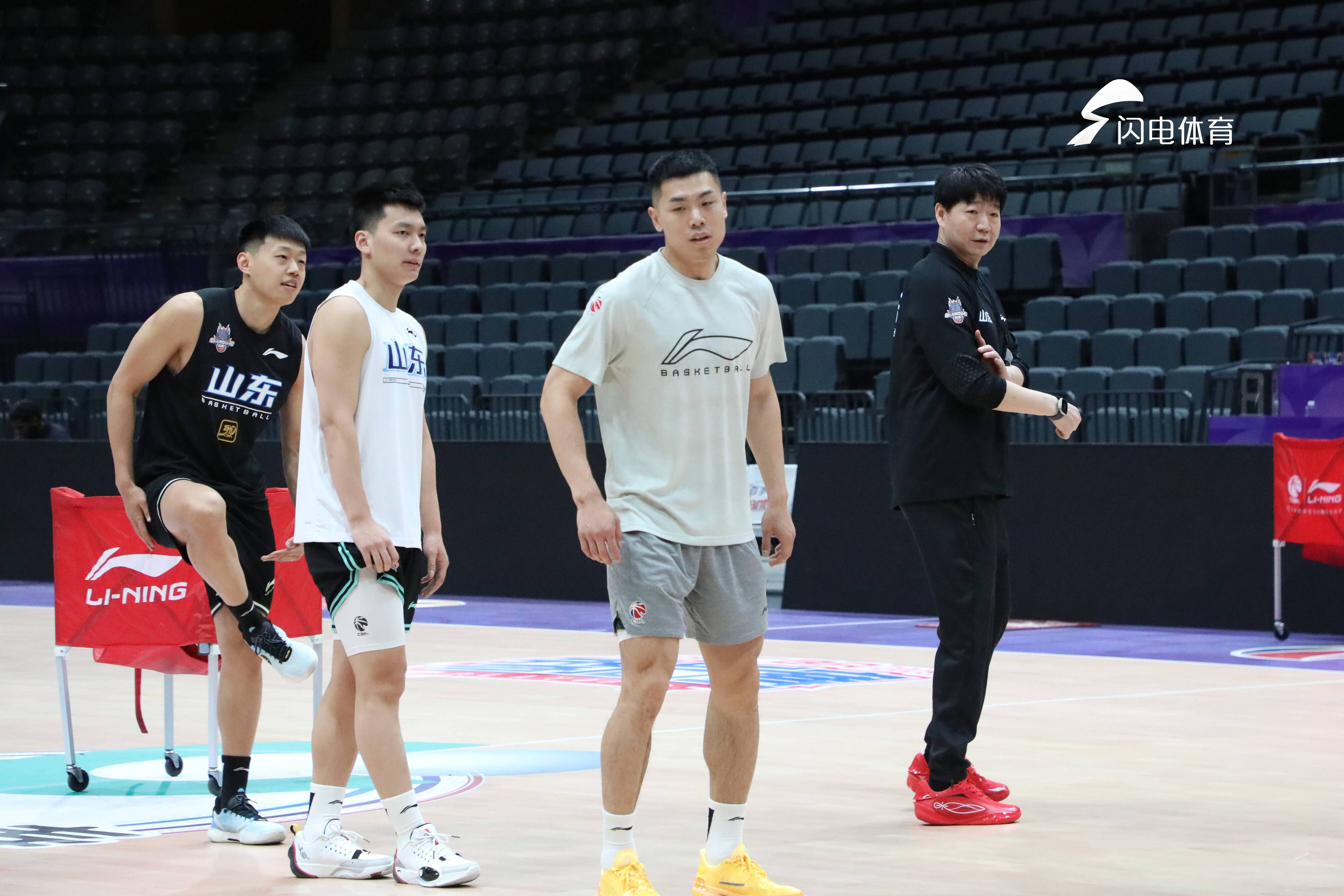 广东男篮全力以赴,迎接山东队挑战 广东男篮全力以赴,迎接山东队挑战