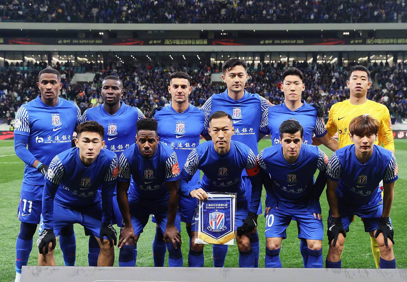 领先的球队在重要比赛中取得胜利