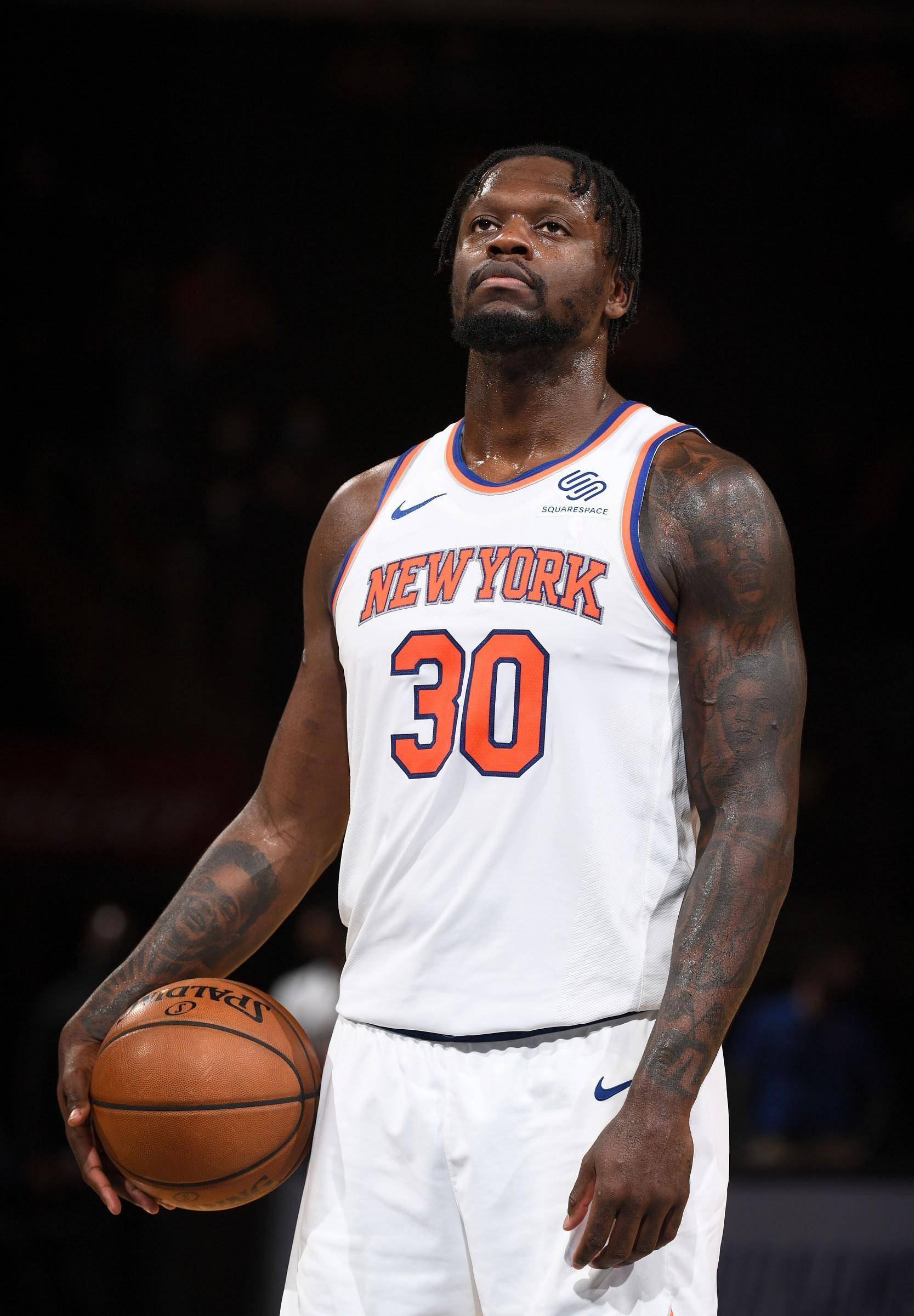 aoa体育馆-关于尼克斯险胜篮网，兰德尔单场砍下三双数据稳定表现的信息