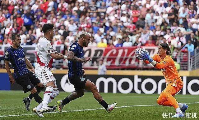 aoa体育官网-足球风波不断上演，赛场悬念重重