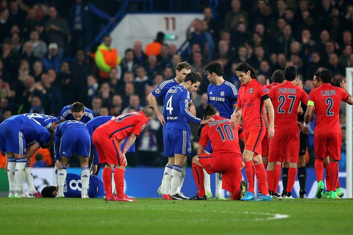 足球风波不断上演，赛场悬念重重