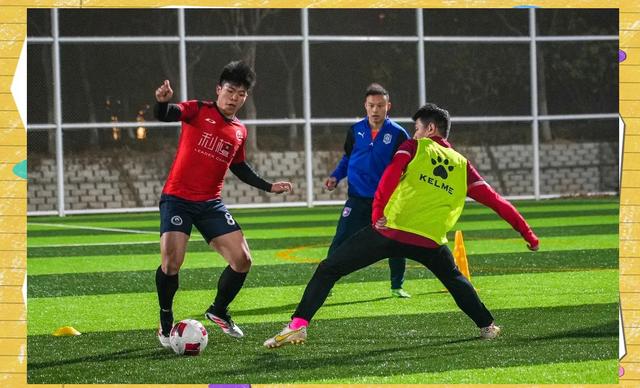 aoa体育培训-足球比赛中球队备战充分，全力以赴拼搏