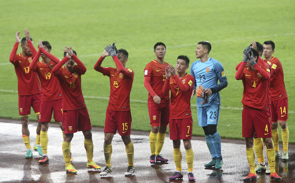 足球比赛中球队备战充分，全力以赴拼搏