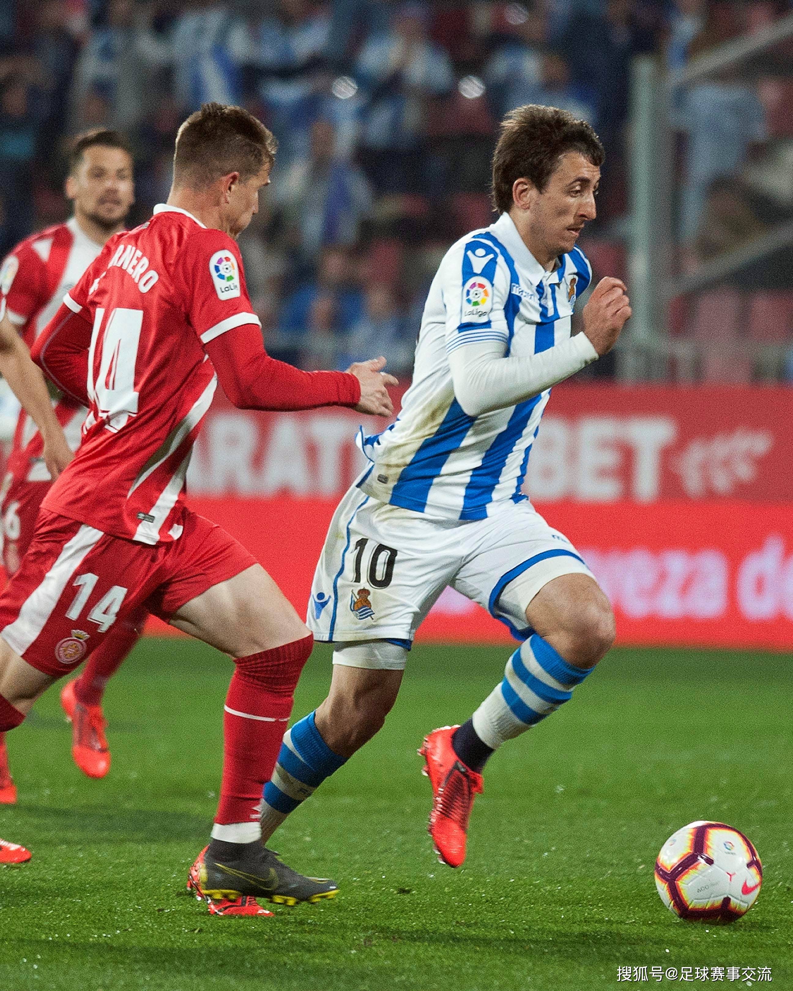 激烈足球比赛中球员场上默契配合