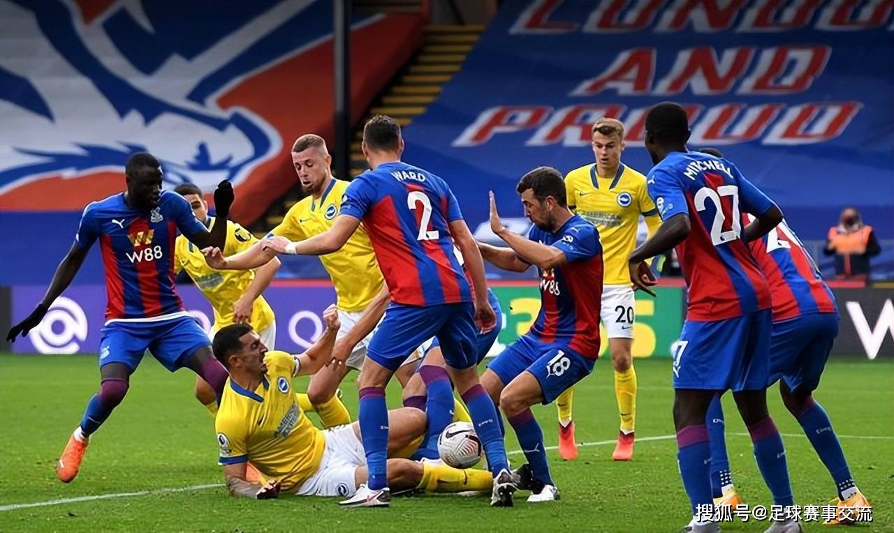 激烈足球比赛中球员场上默契配合