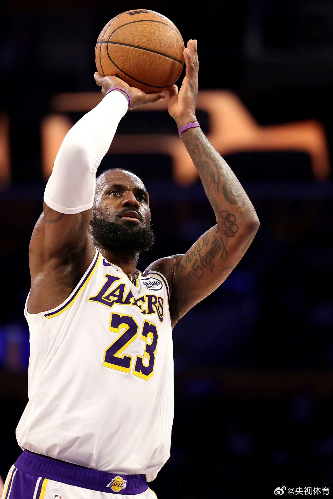 aoa体育-火箭队获胜在望，詹姆斯个人表现亮眼