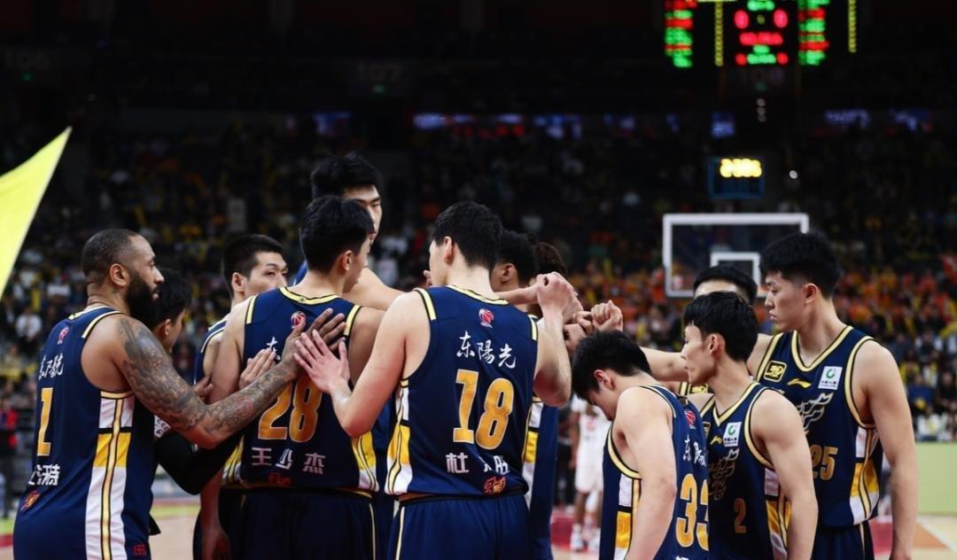 aoa体育课程-广州男篮迎风冲刺，夺得胜利