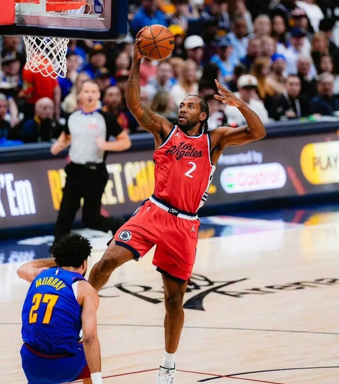 快船大胜国王,莱昂纳德伦纳德散发着铁血之气的简单介绍 快船大胜国王,莱昂纳德伦纳德散发着铁血之气的简单介绍