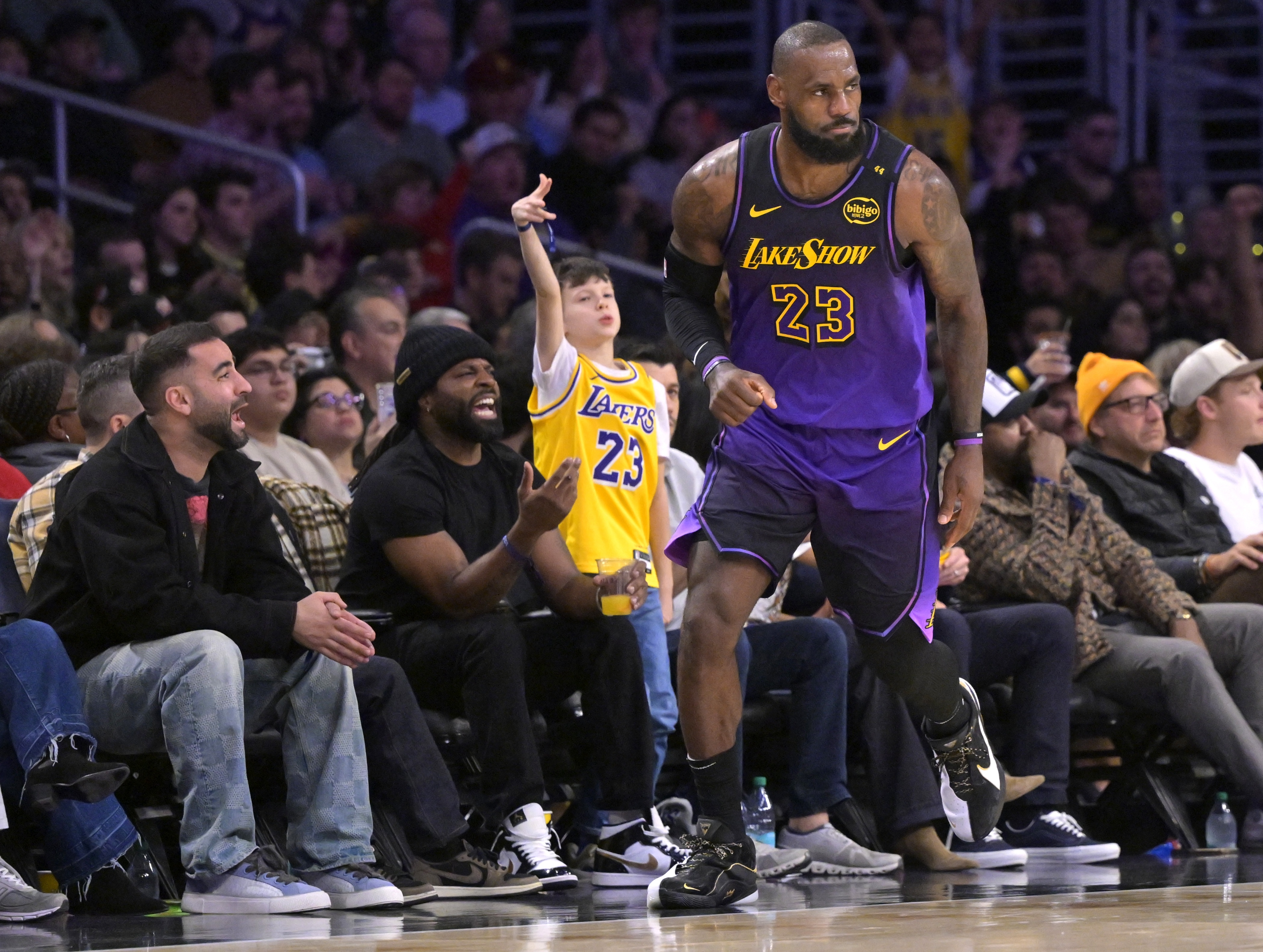 aoa体育官网-湖人连胜开局领先开拓者东区半决赛