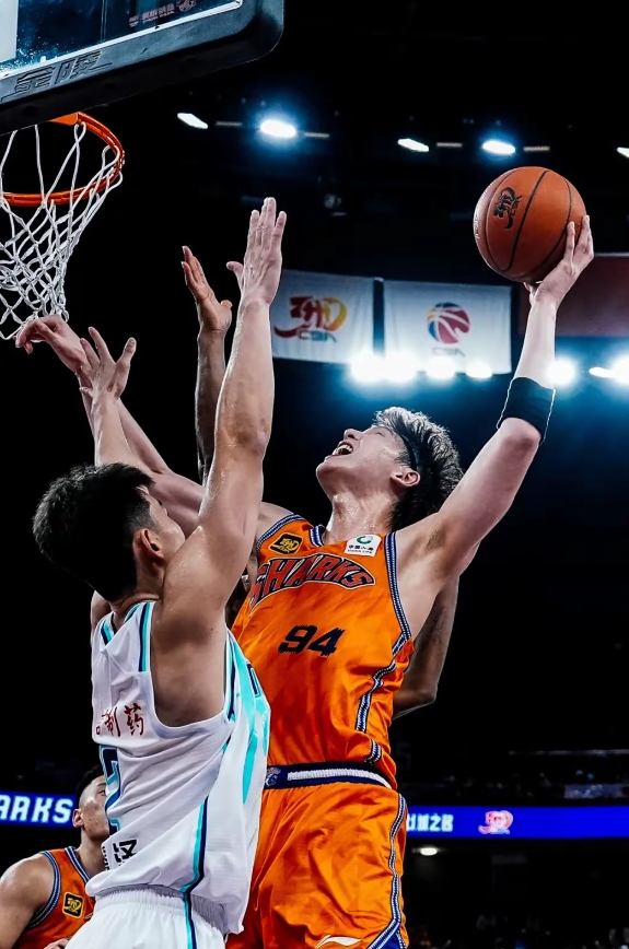 aoa体育教练-河北男篮遭遇惨败，球员表现出色