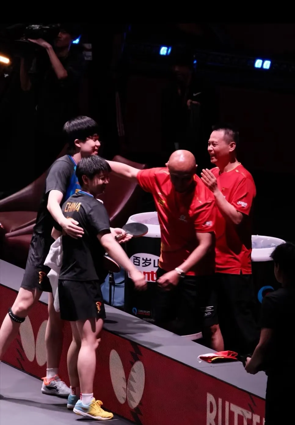 竞技场上鏖战正酣,强队并肩而立,比赛胜负难分难解 竞技场上鏖战正酣,强队并肩而立,比赛胜负难分难解