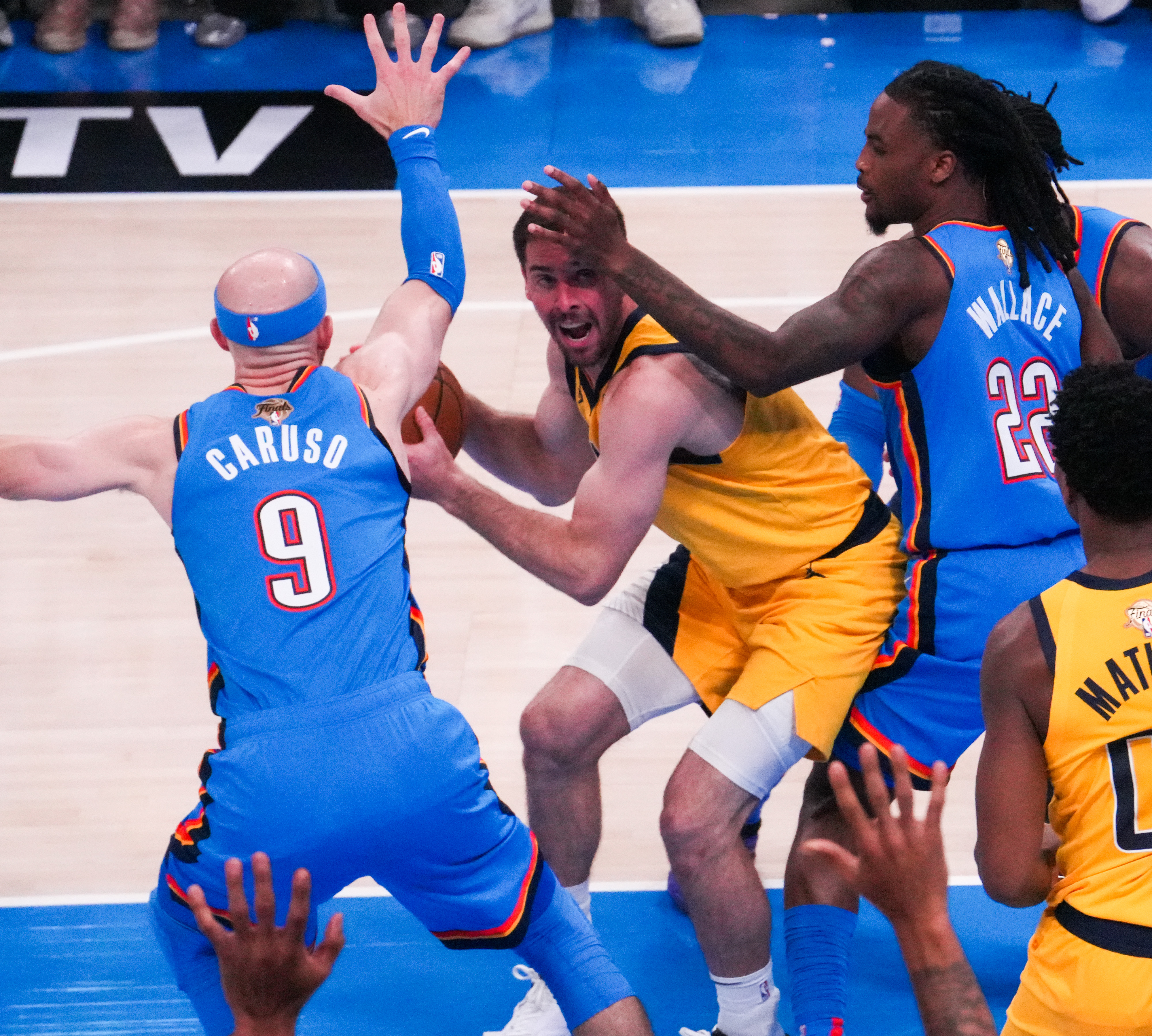 aoa体育培训-关于篮球职业联赛近日有球员表现优异，球队冠军争夺激烈的信息