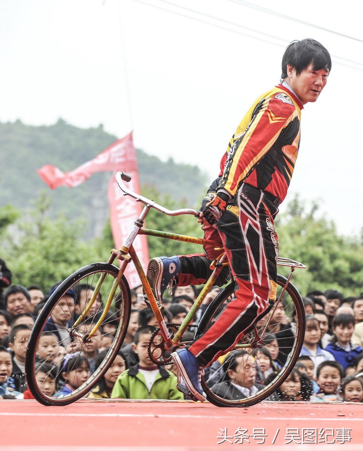 完美踢球技巧,引发全场尖叫声 完美踢球技巧,引发全场尖叫声