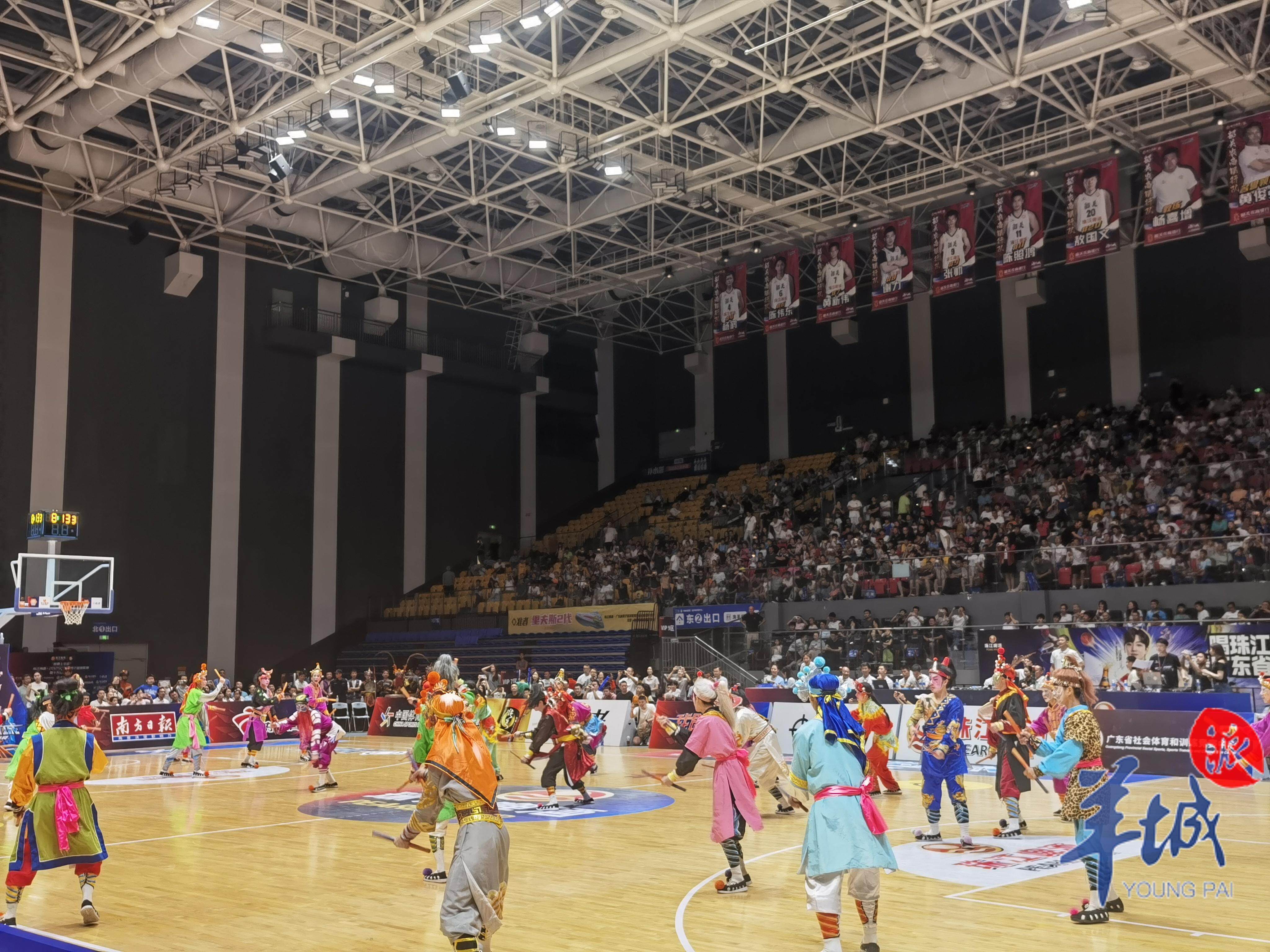 主场气氛热烈，球迷席上高唱队歌为球队加油的简单介绍