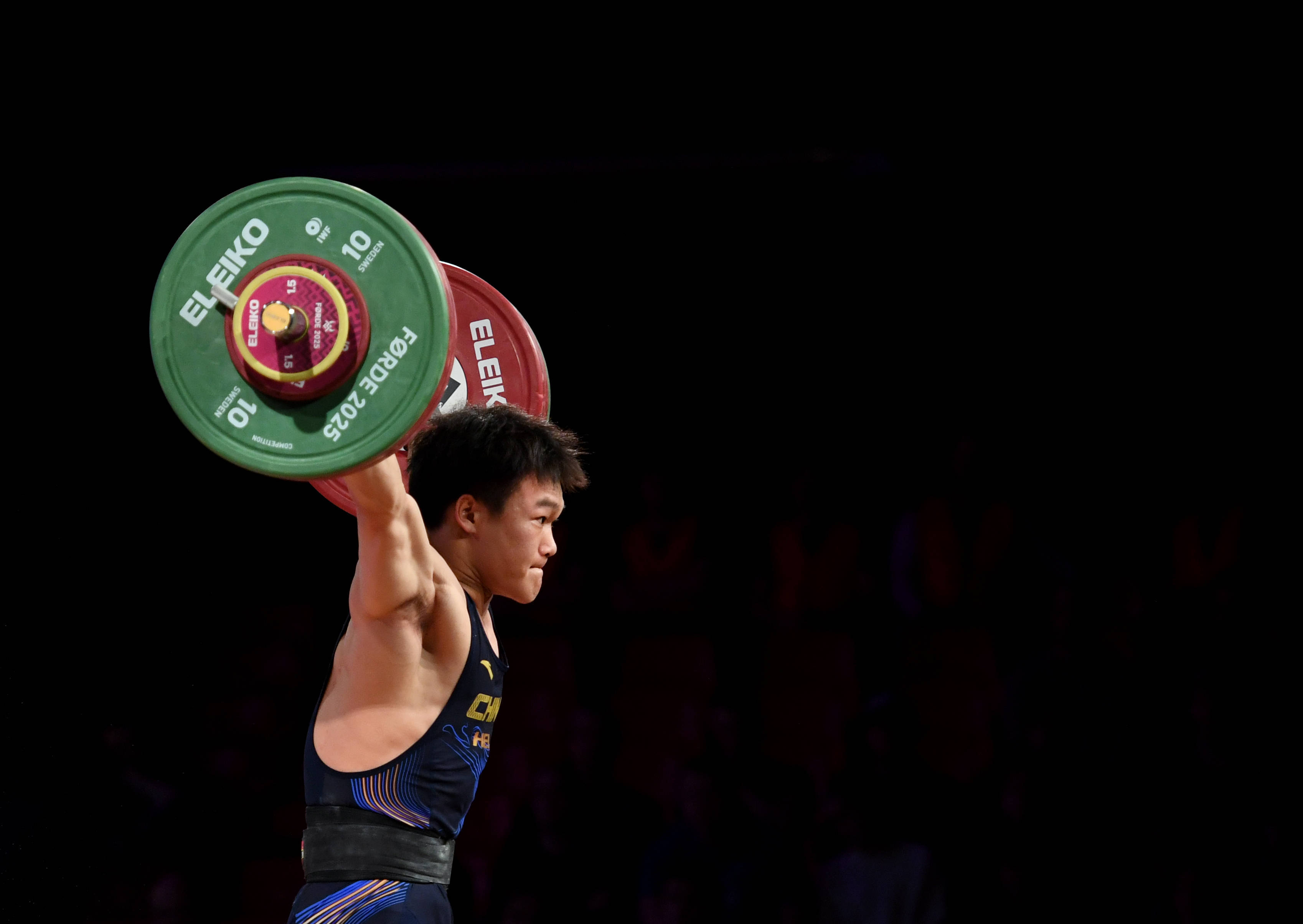 俄罗斯选手在举重比赛中勇夺冠军 俄罗斯选手在举重比赛中勇夺冠军