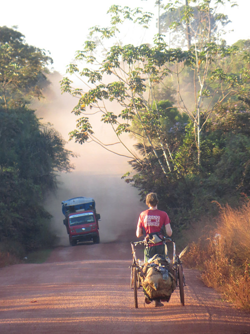 aoa体育娱乐-智利选手散步比赛慢跑进入决赛