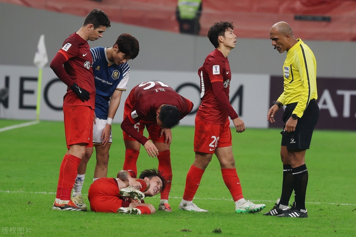 aoa体育馆-足球赛场上球员之间的激烈对抗令人惊叹