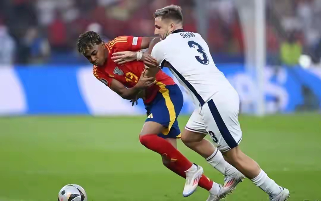 足球赛场上球员之间的激烈对抗令人惊叹 足球赛场上球员之间的激烈对抗令人惊叹