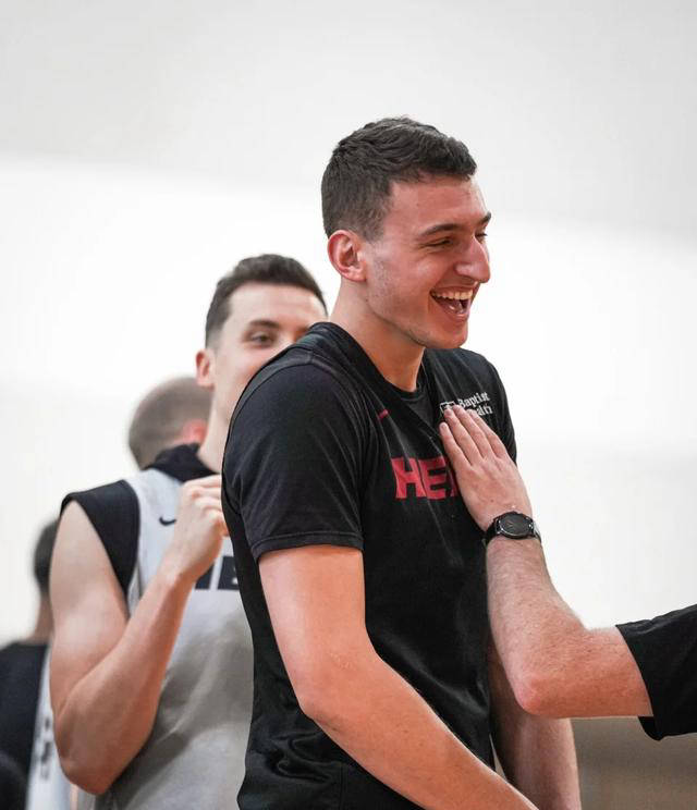 aoa体育直播-关于意甲新秀崭露头角，年轻球员表现惊艳的信息